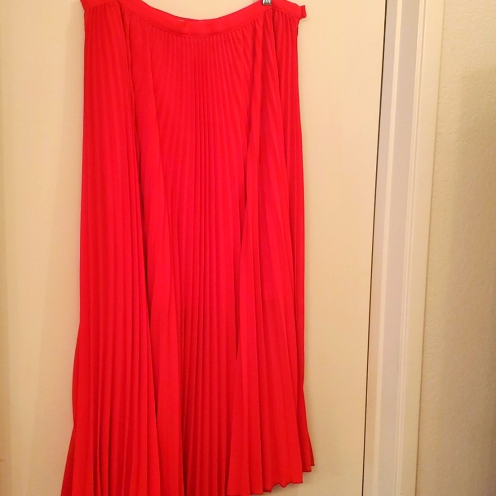 Woman's long/midi pleated skirt